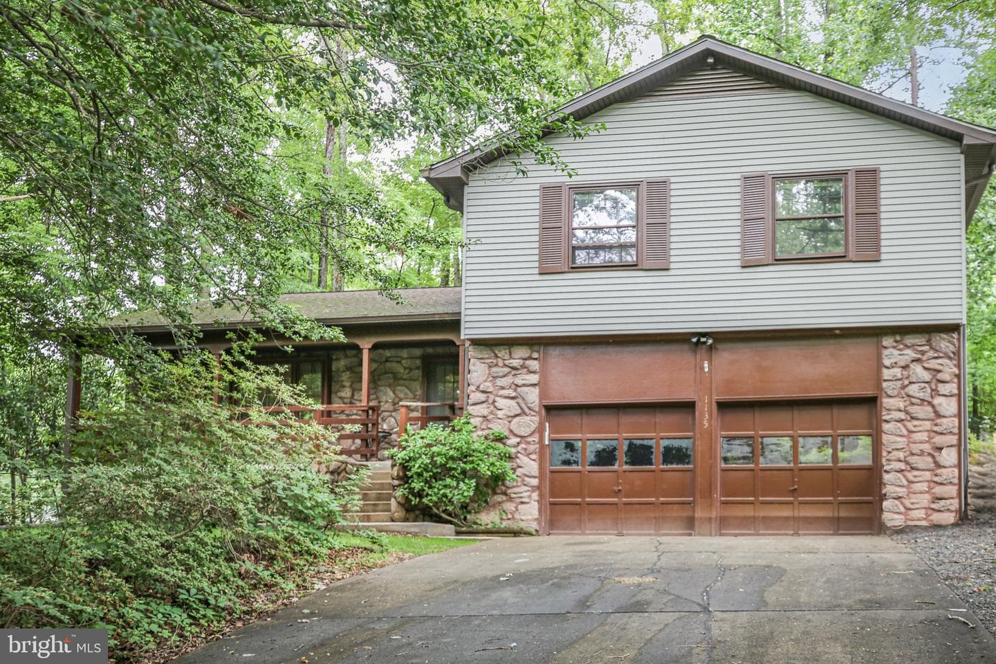 1135 Columbus Drive photo 2