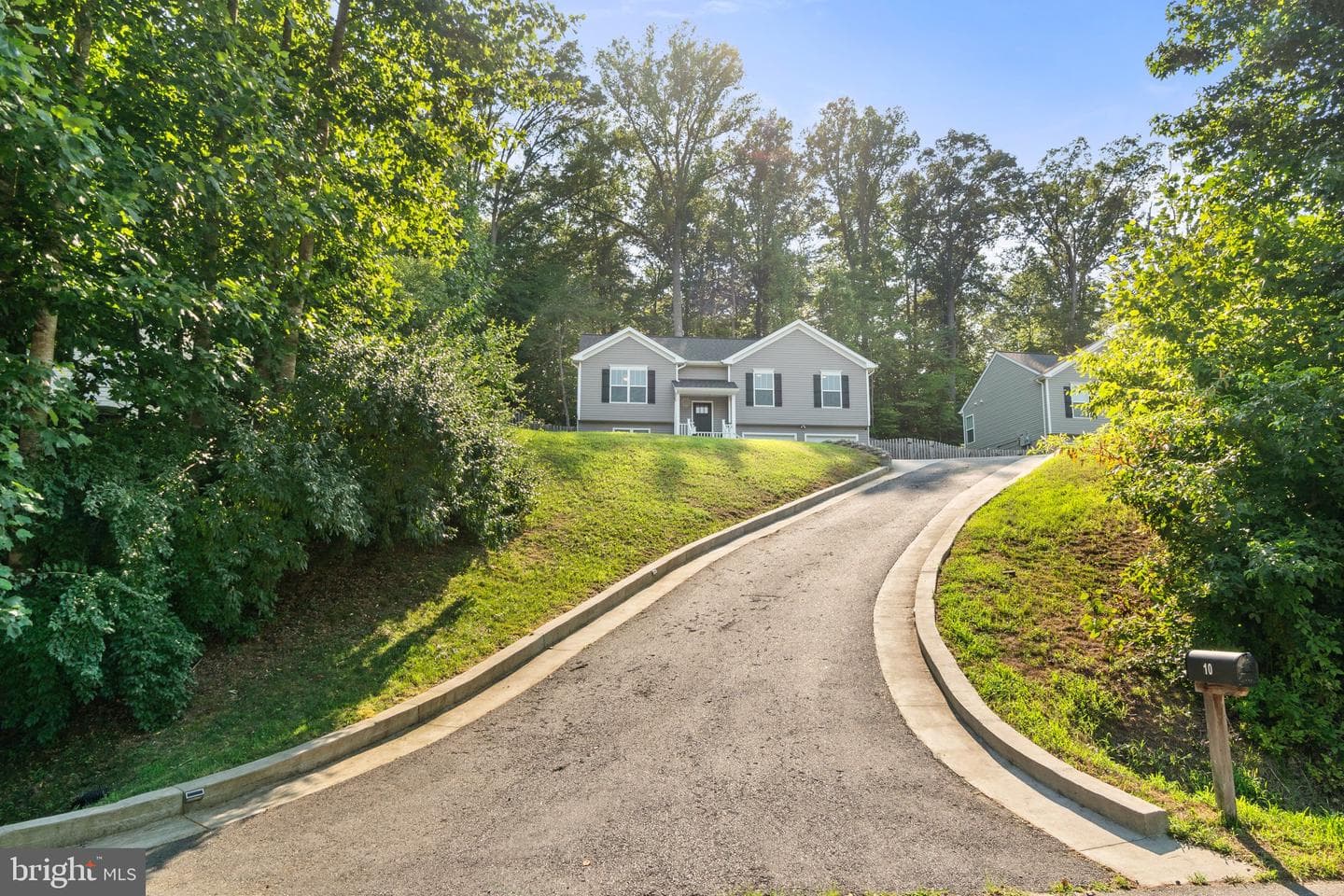 10 Howard Circle photo 4