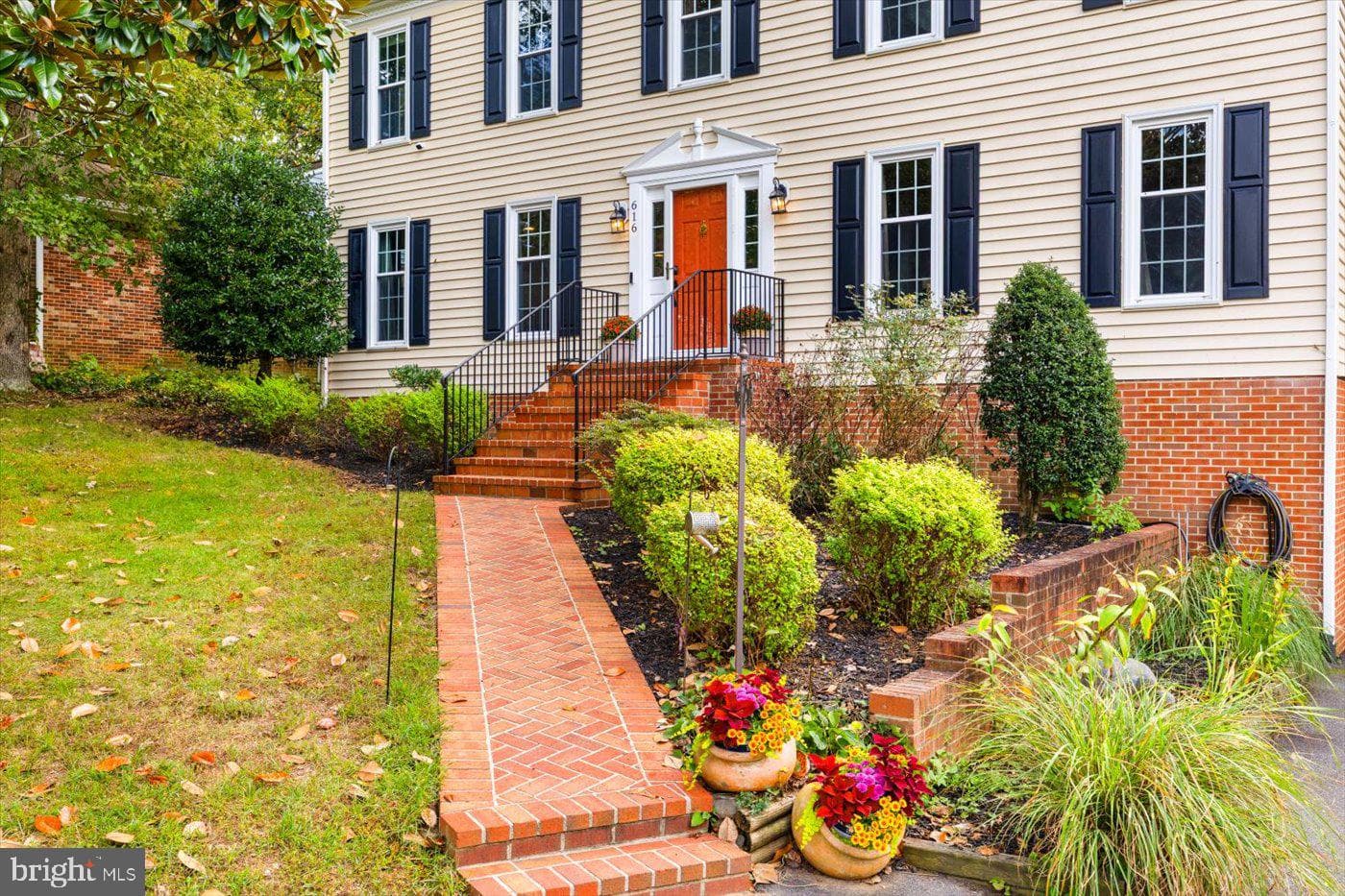 616 Winterberry Drive photo 2