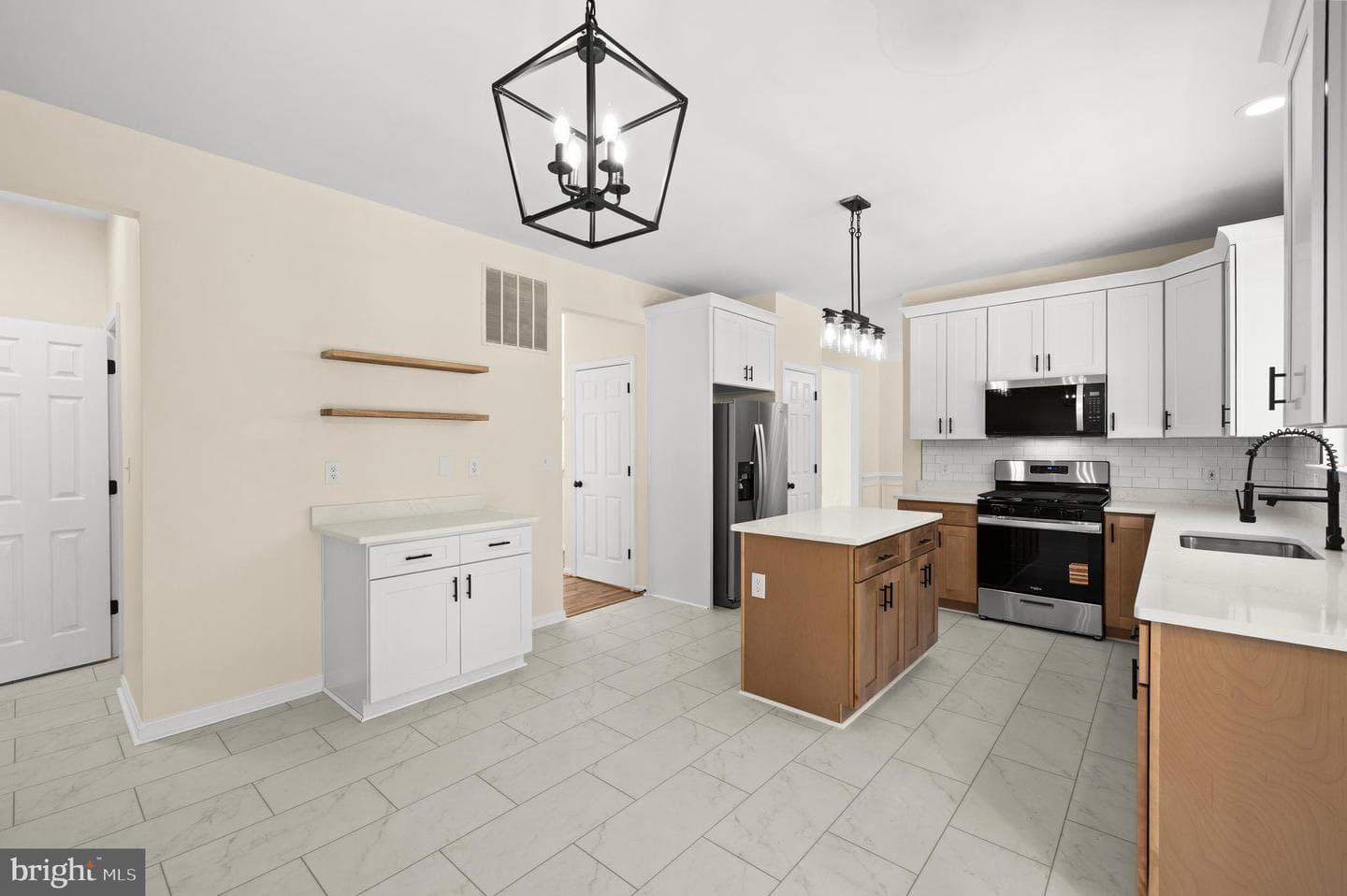 9 Tudor Court photo 19