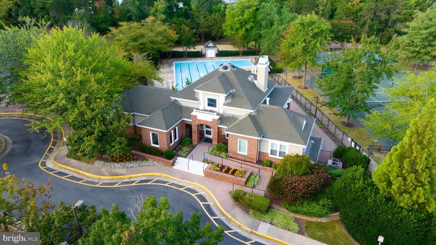 9 Tudor Court photo 75