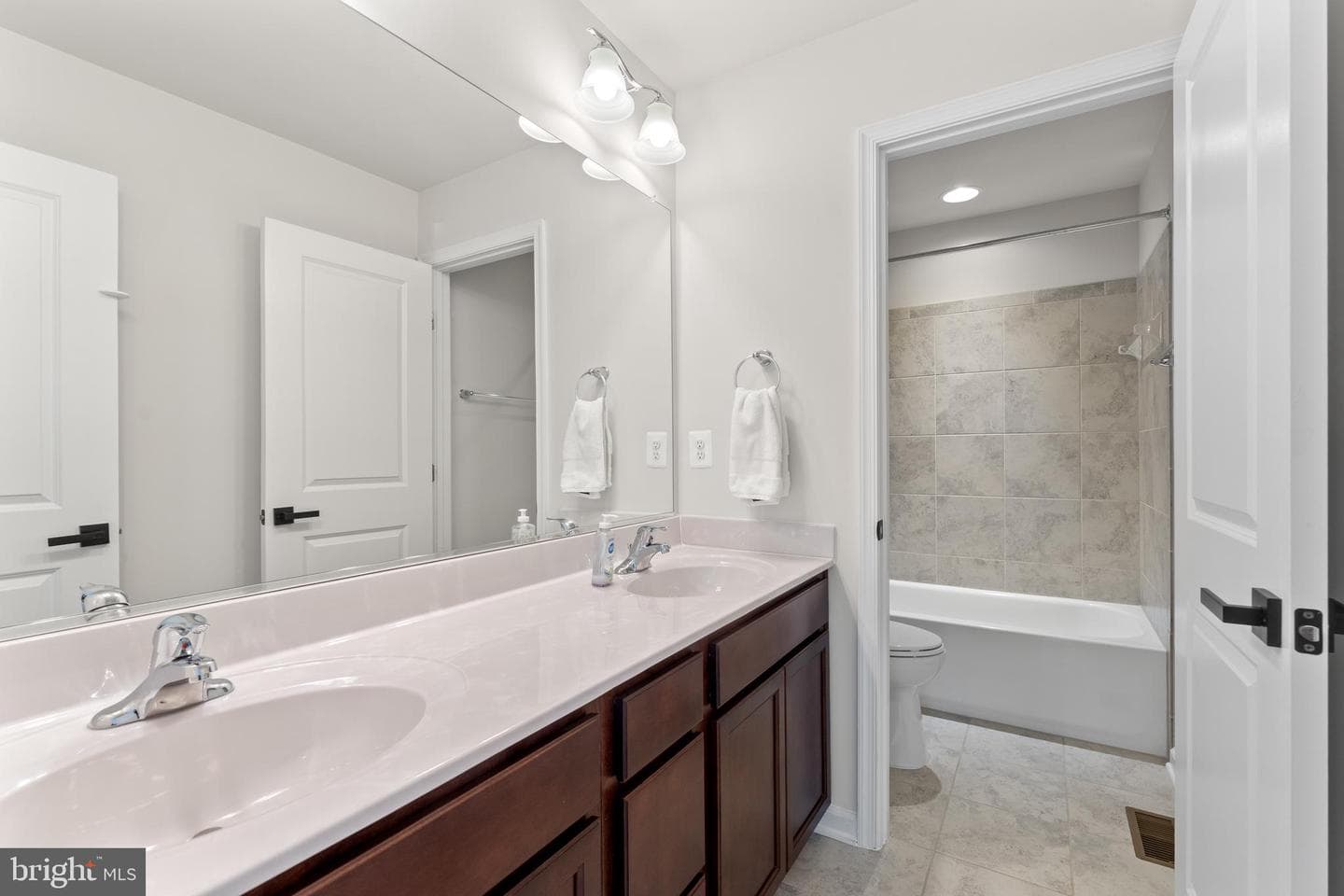 462 Coastal Avenue photo 34