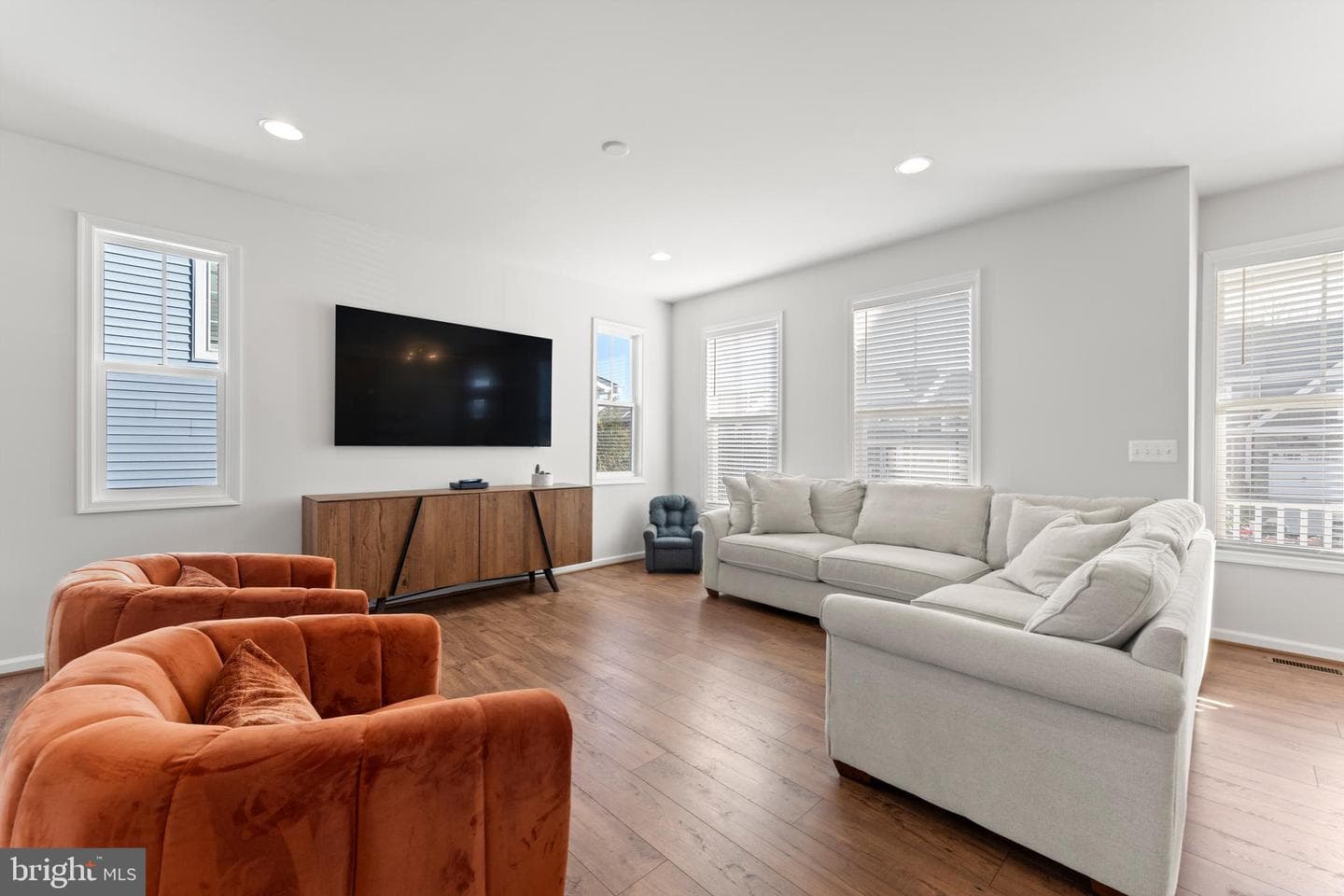 462 Coastal Avenue photo 9