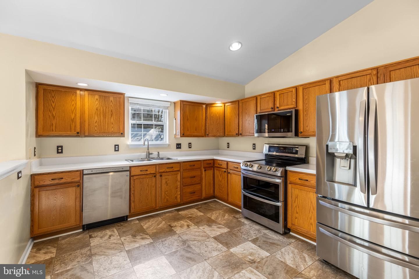 4 Tamerlane Drive photo 2