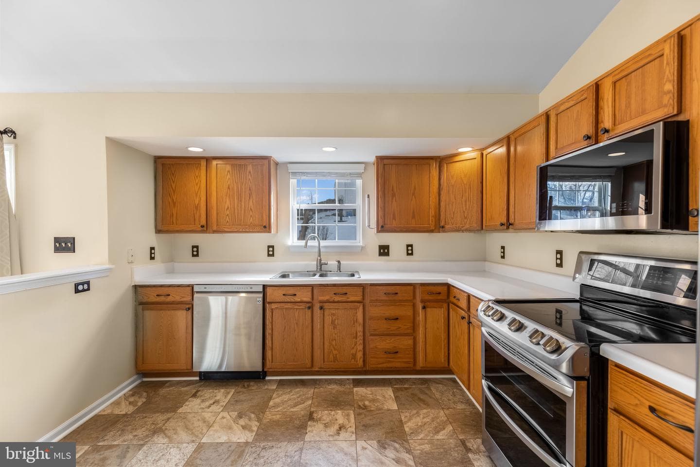4 Tamerlane Drive photo 3