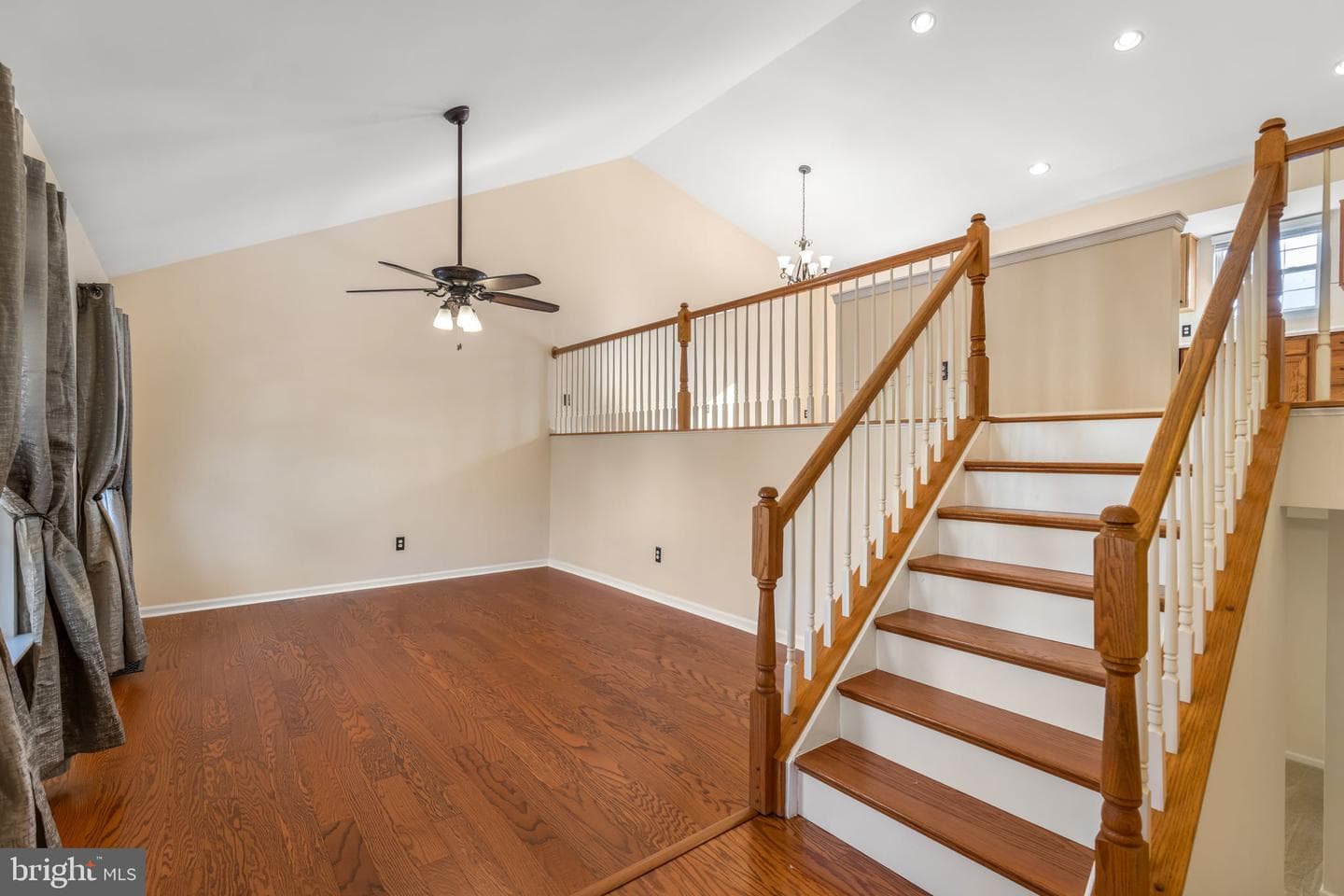 4 Tamerlane Drive photo 4