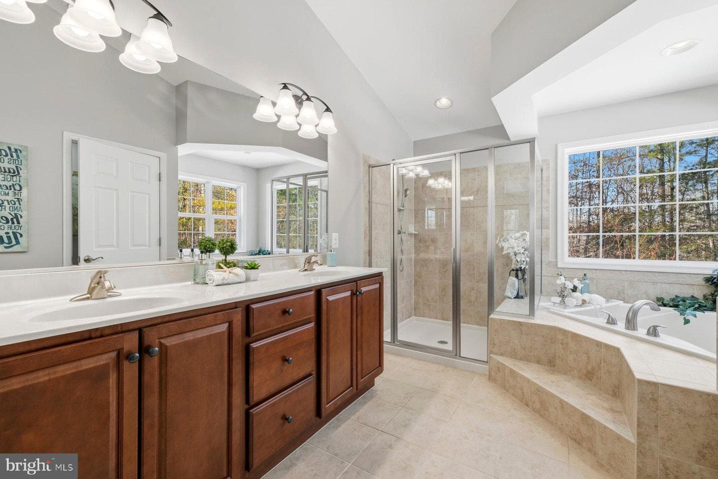 53 Queen Laurens Court photo 44