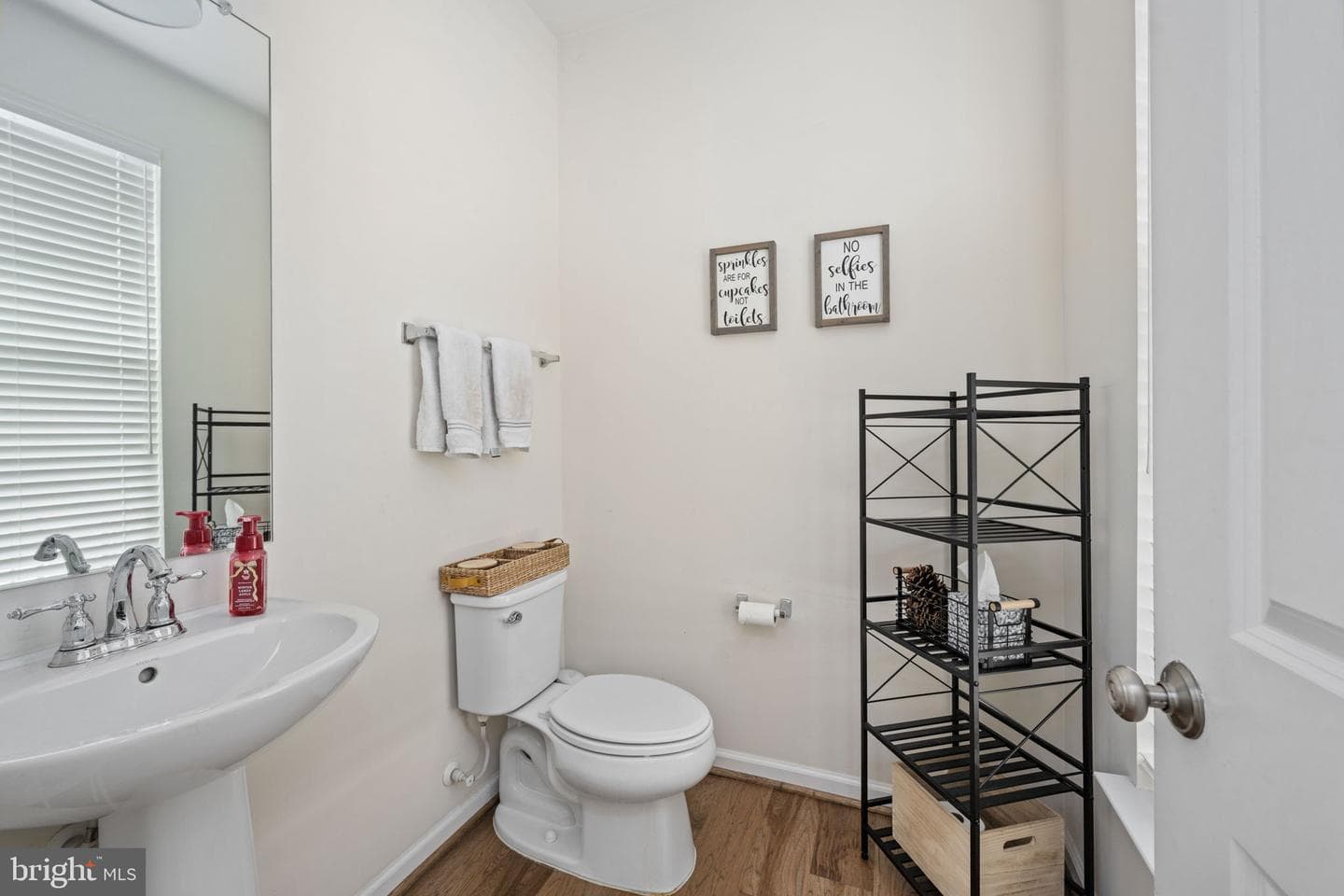 568 Coastal Avenue photo 14