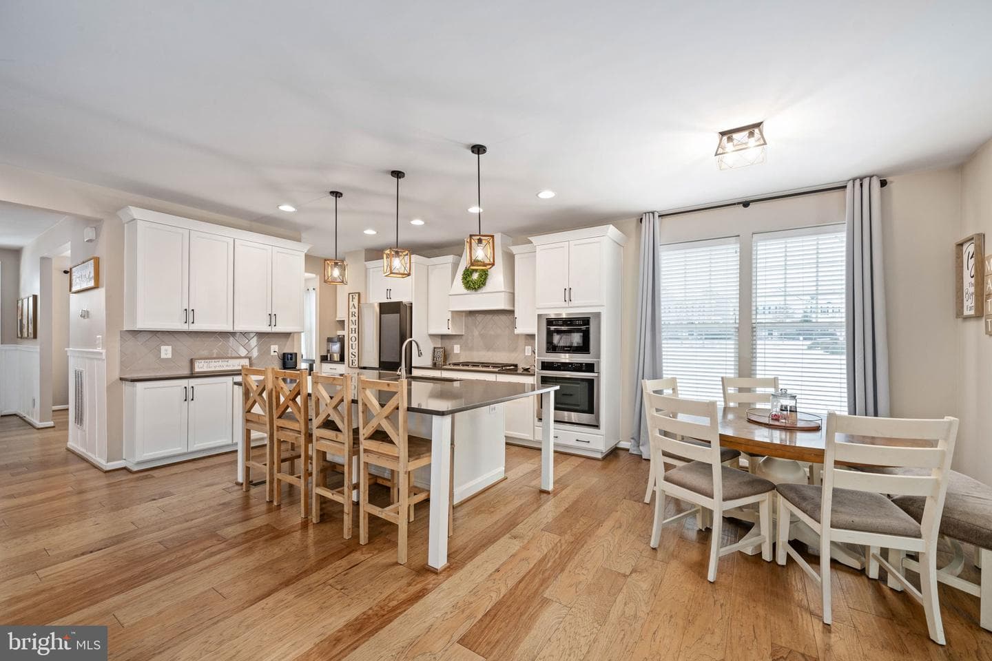 568 Coastal Avenue photo 22