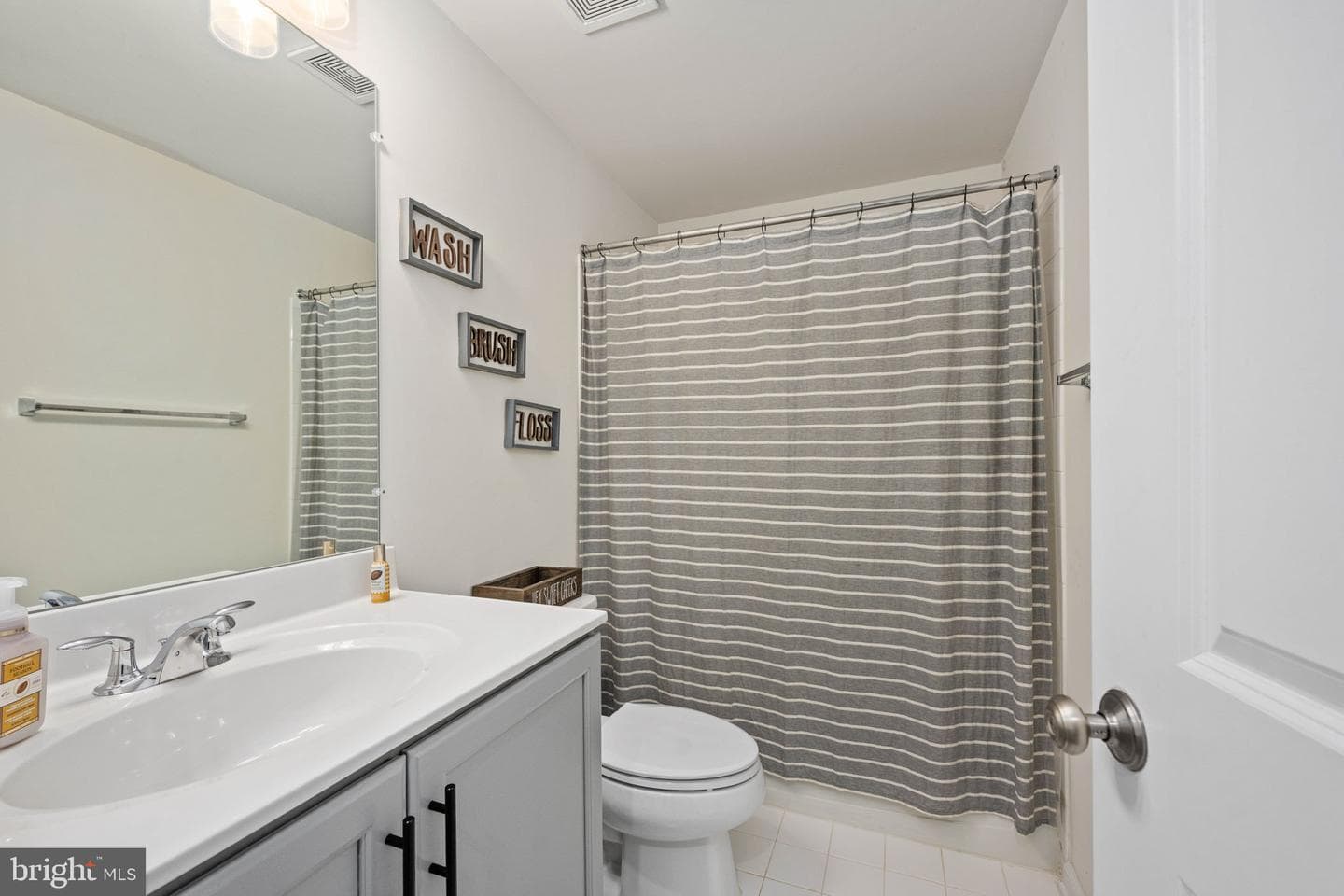 568 Coastal Avenue photo 56