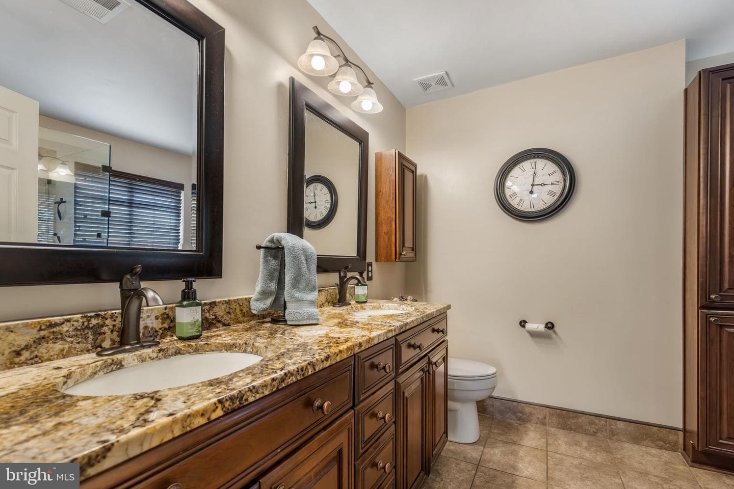 12 Warwick Way photo 27