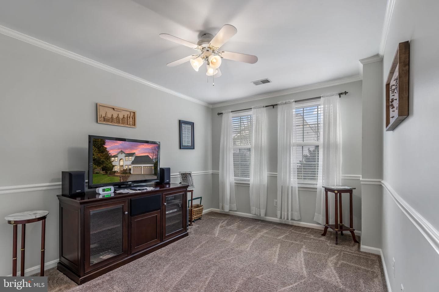 12 Warwick Way photo 32