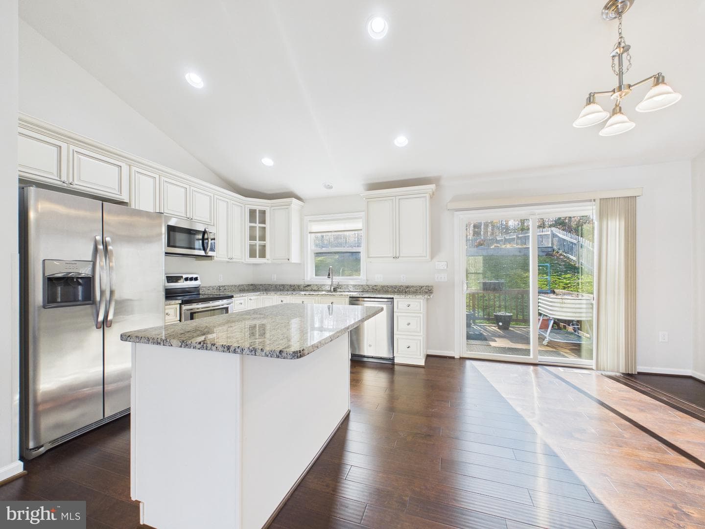 8 Howard Circle photo 4