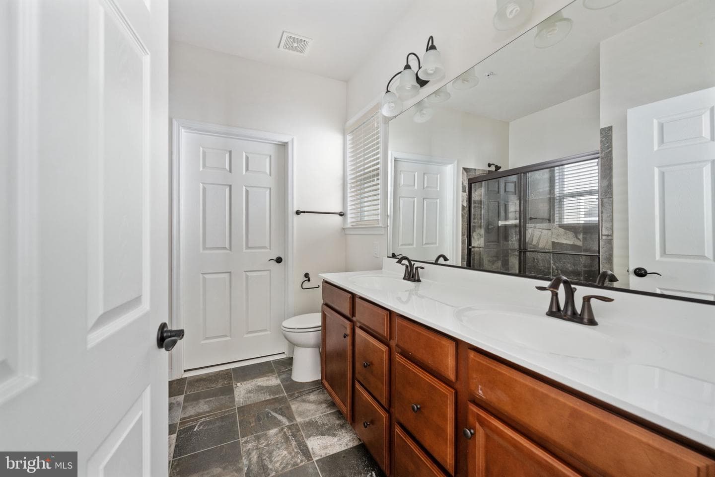 196 Denison Street photo 39