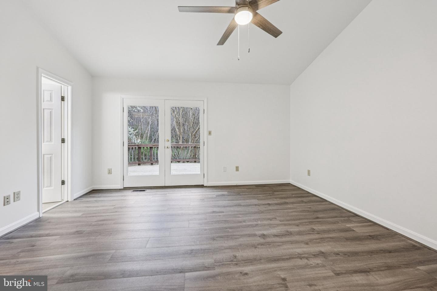 13 Howard Circle photo 14