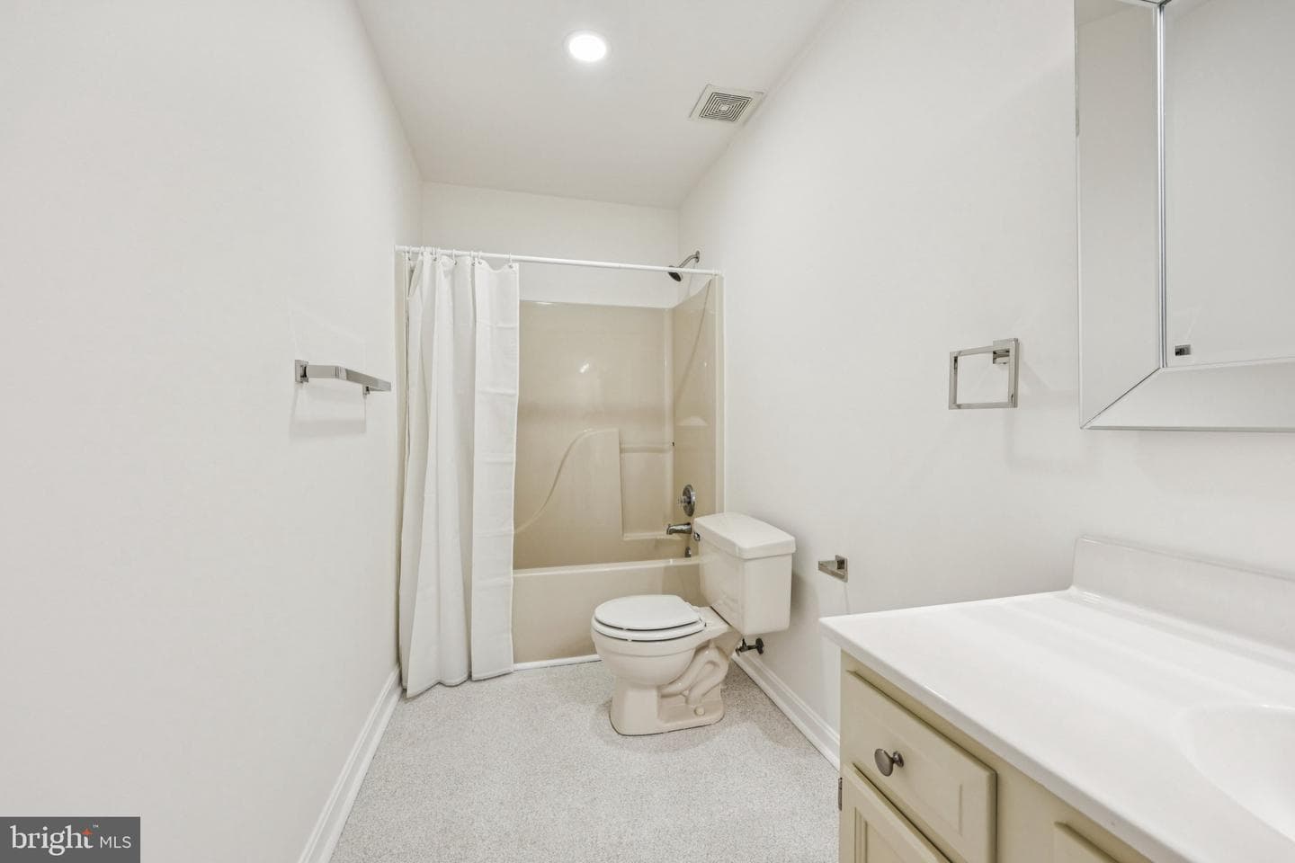 13 Howard Circle photo 29