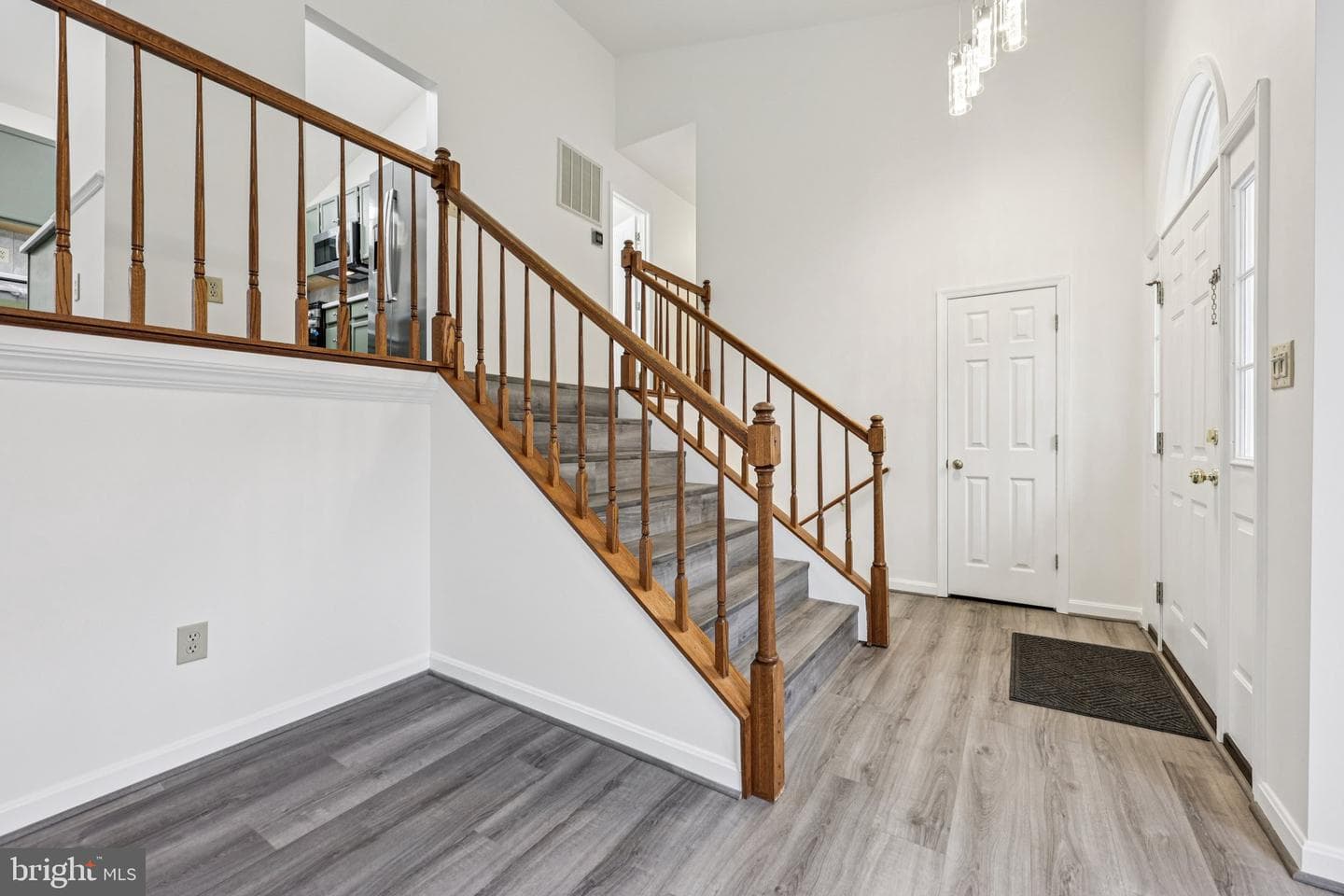 13 Howard Circle photo 3