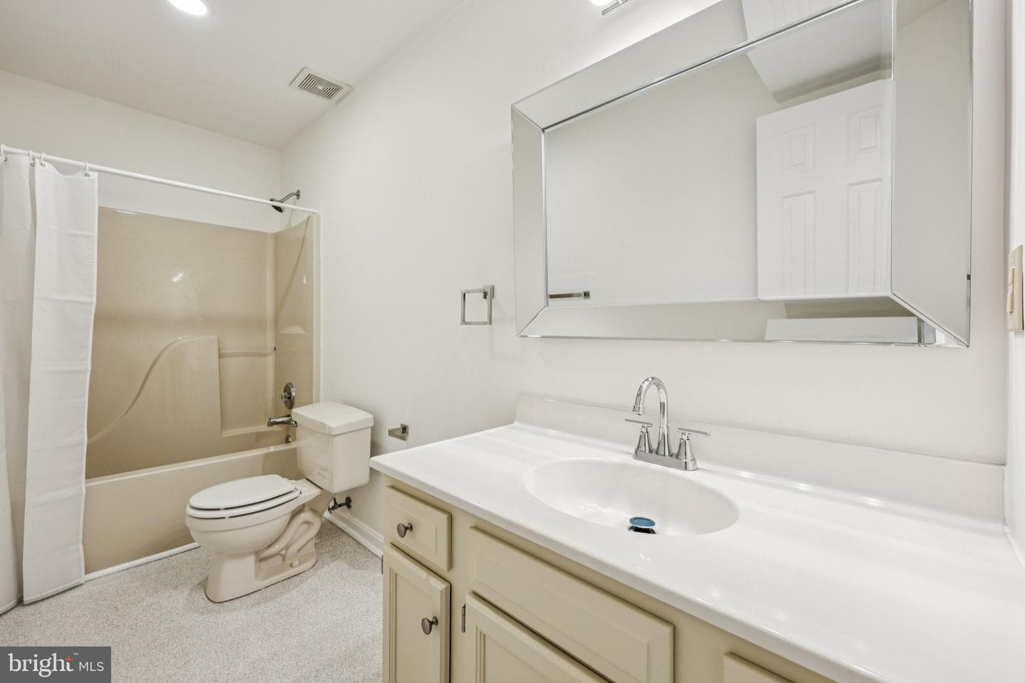 13 Howard Circle photo 30