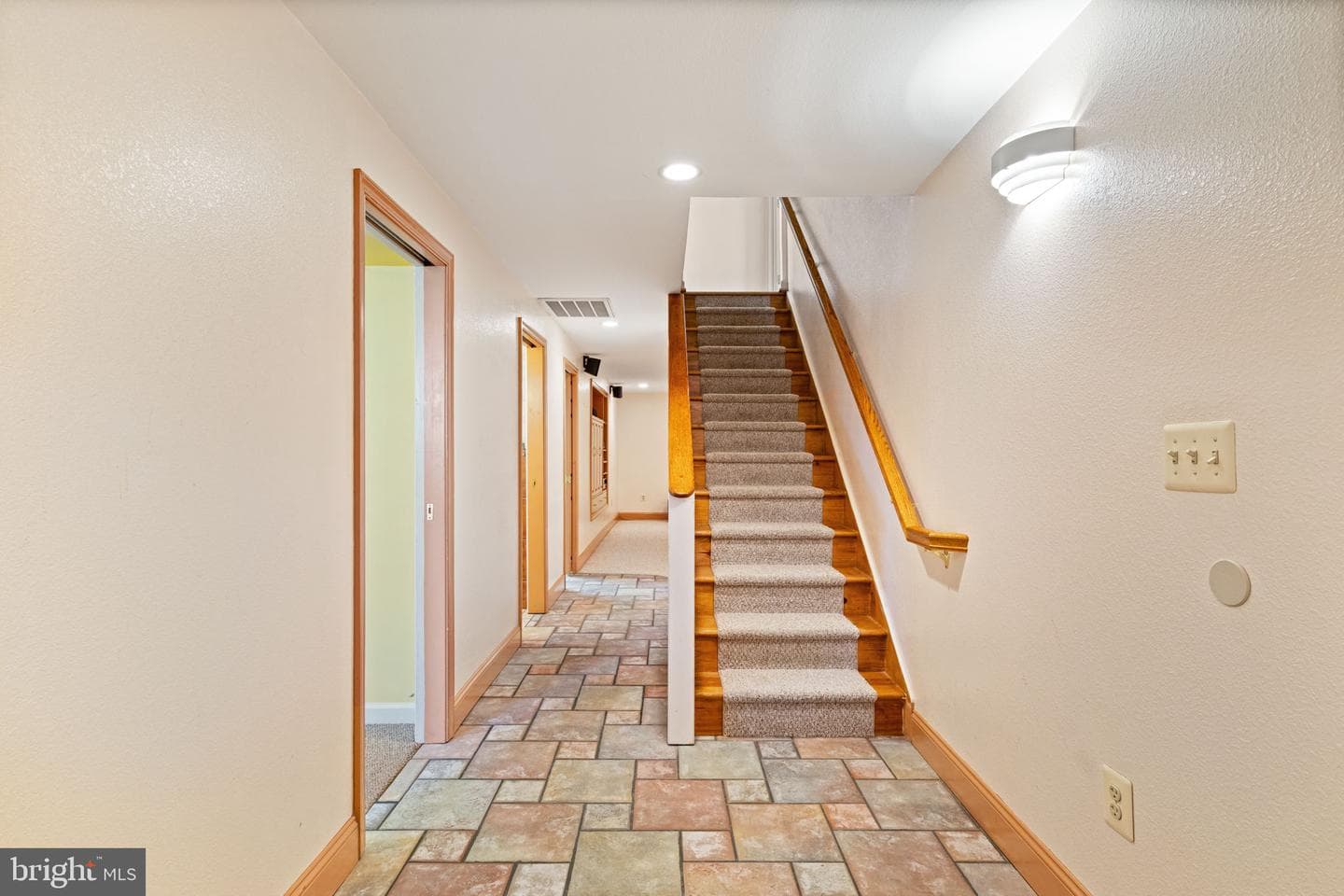 910 Carol Lane photo 35