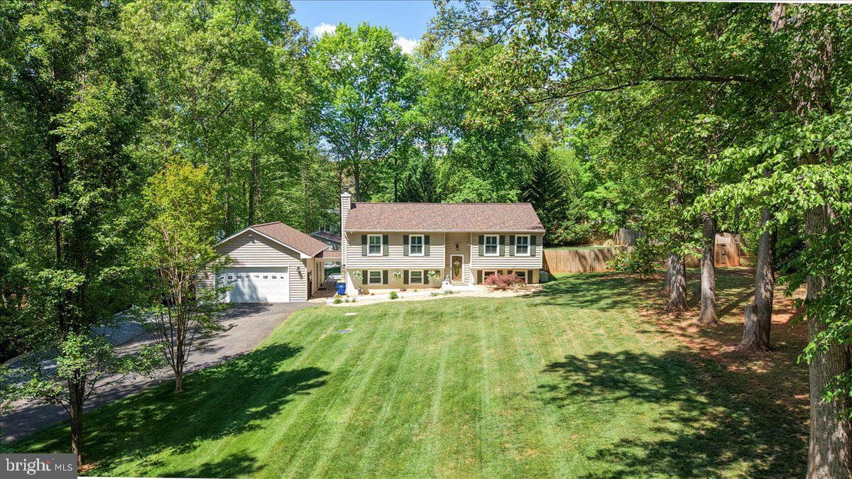 9 Clover Hill Drive photo 3