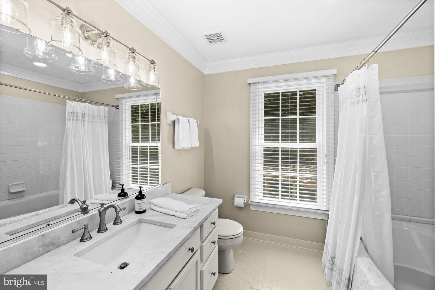 10 N Pointe Drive photo 34