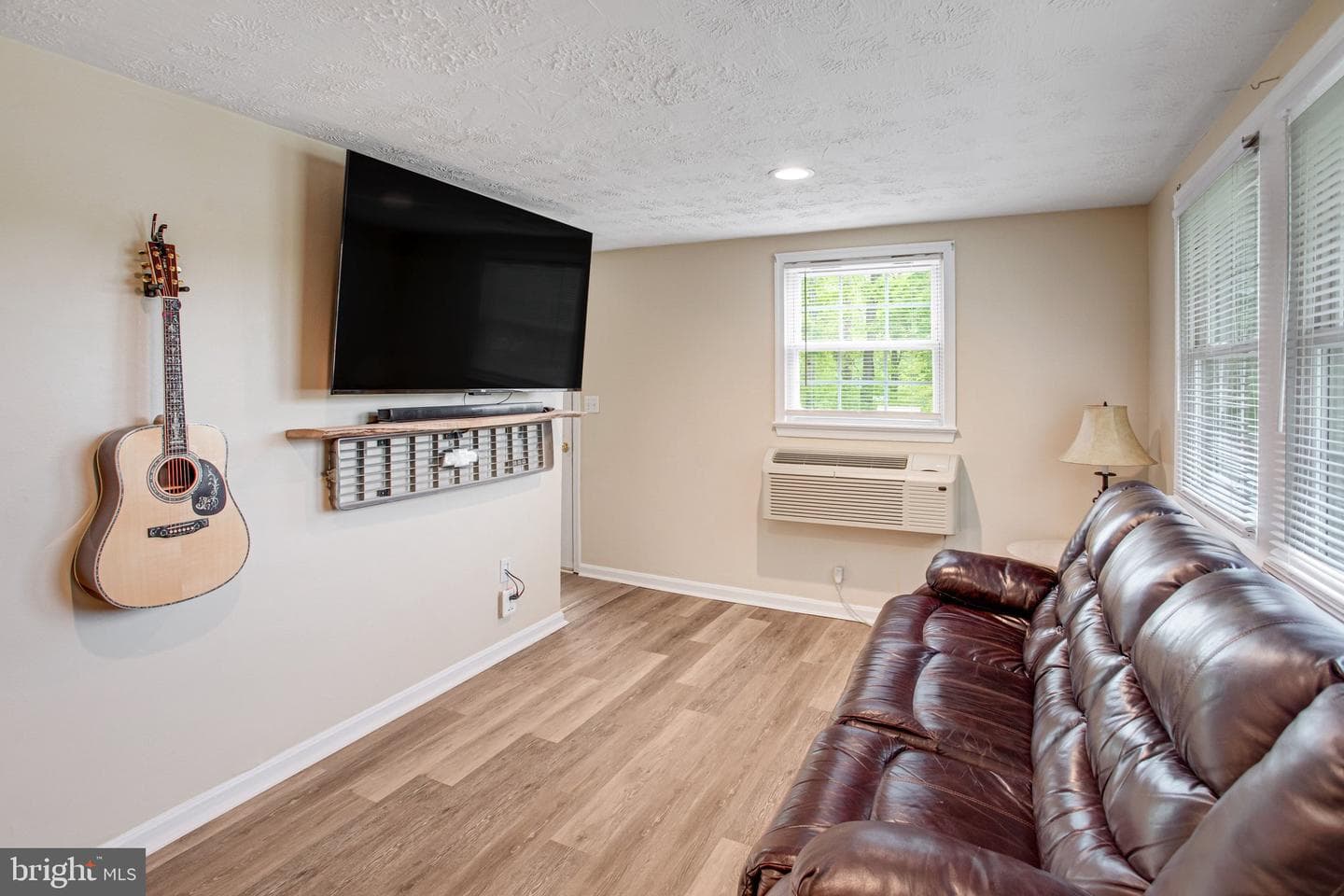 1047 Lakeview Drive photo 5