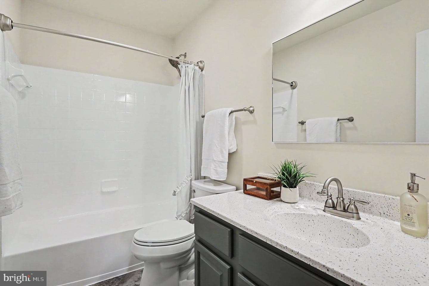 48 Newbury Drive photo 29