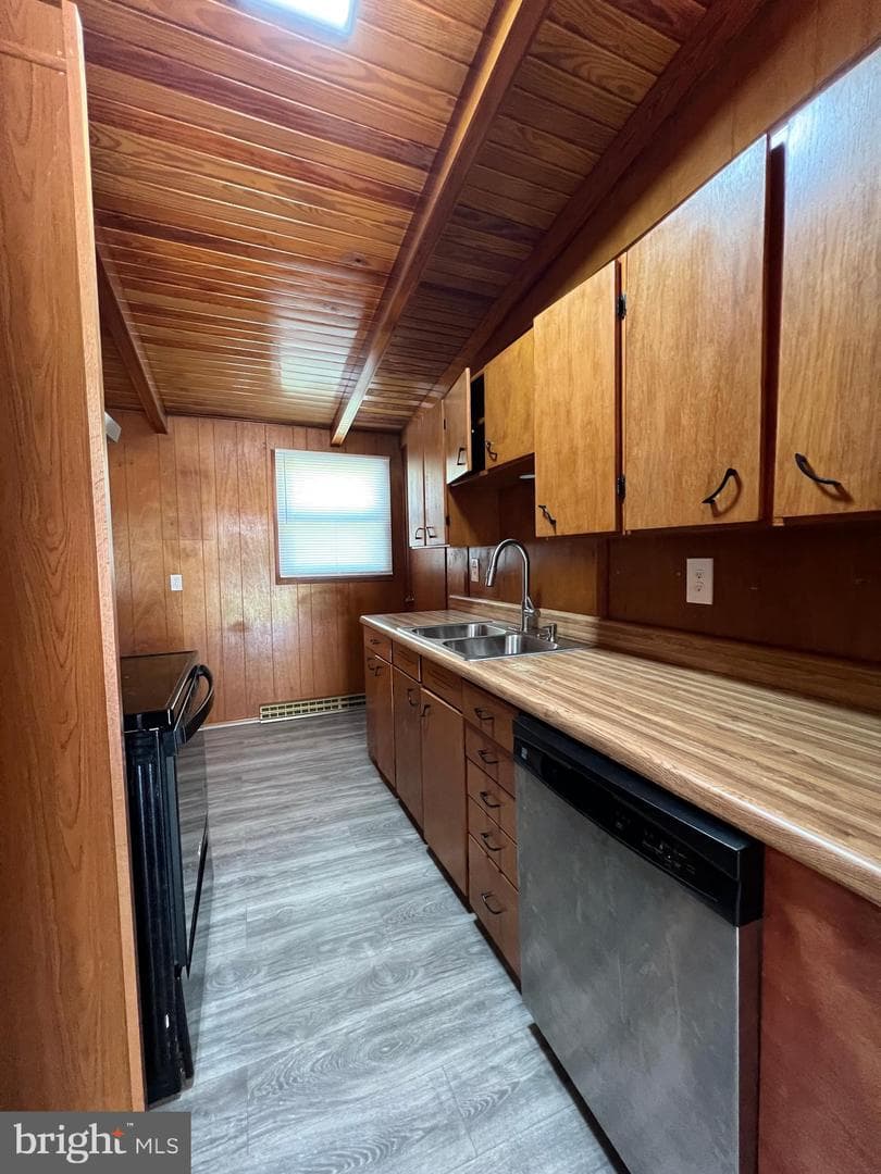 100 Leeland Road photo 16