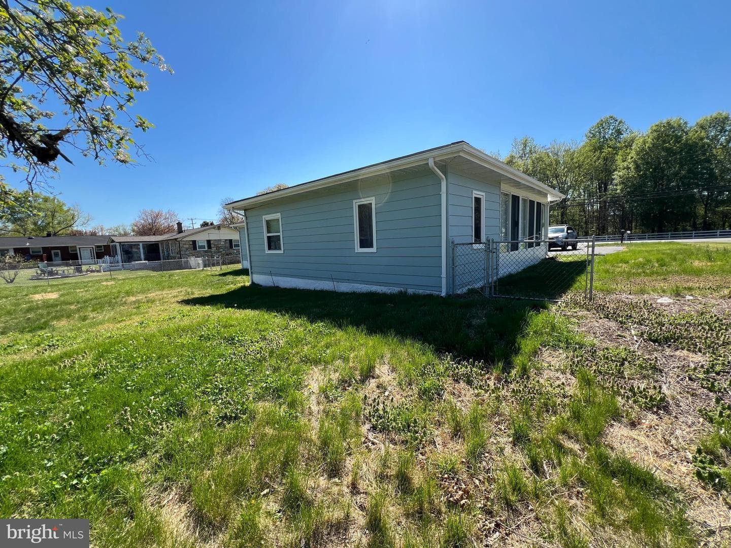 100 Leeland Road photo 24