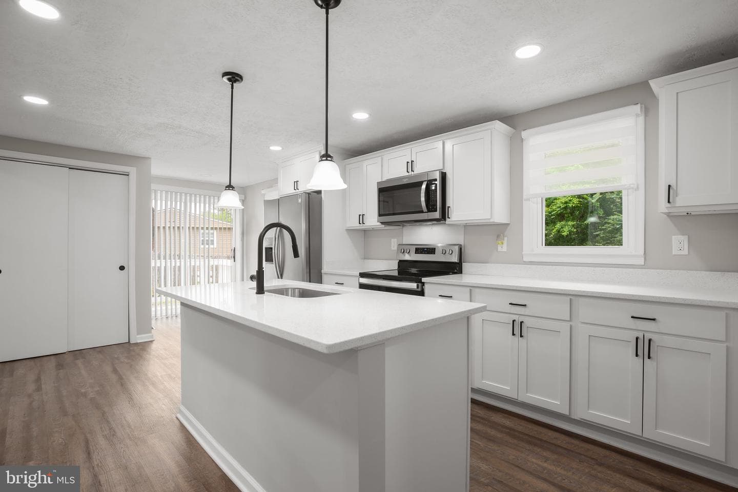 407 Smith St photo 10
