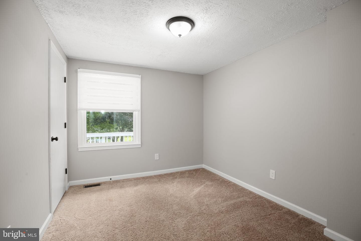 407 Smith St photo 13