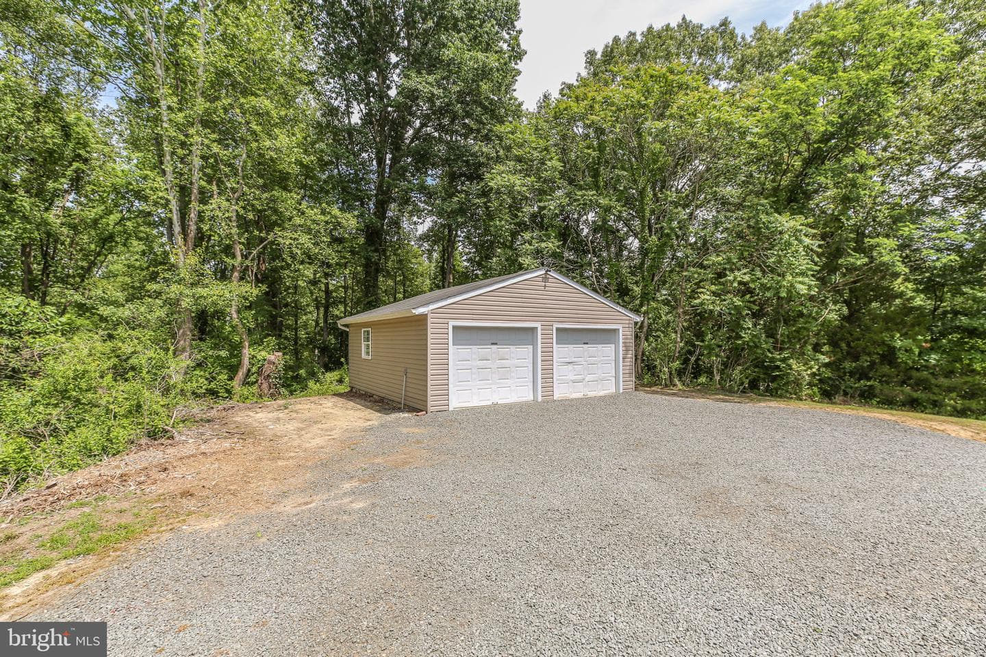 407 Smith St photo 3