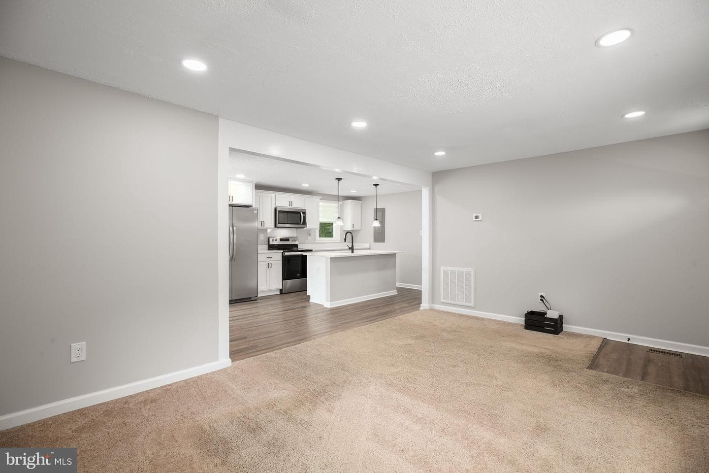 407 Smith St photo 6