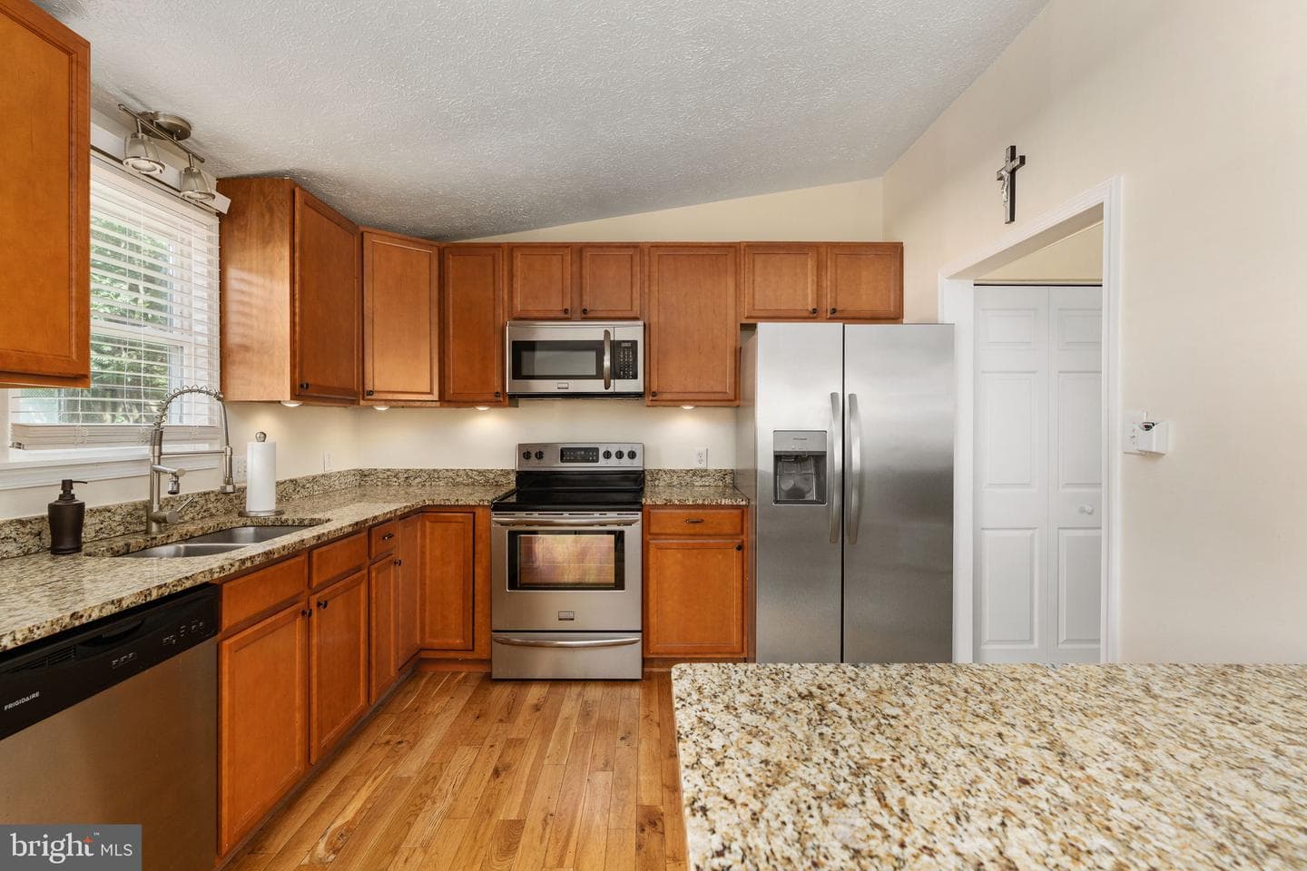 400 Collingwood Drive photo 3