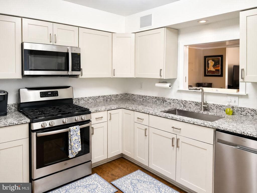 1012 James Madison Circle photo 3