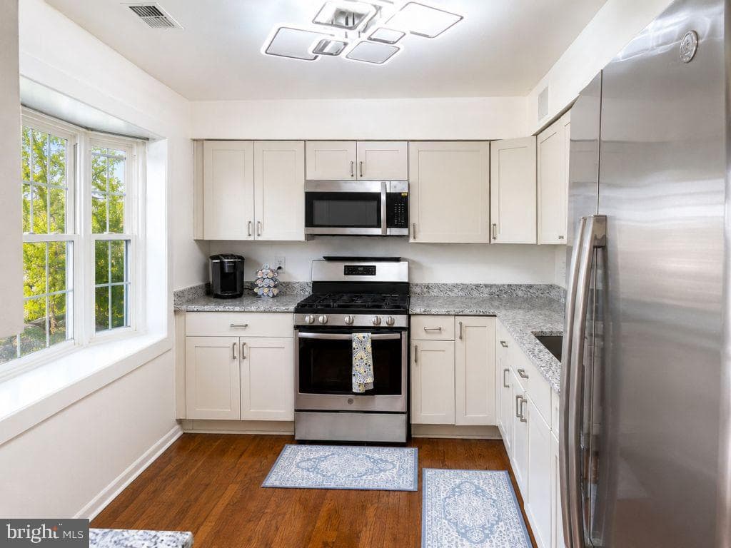 1012 James Madison Circle photo 5