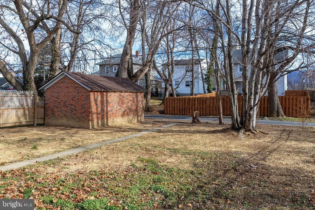 672 Sherwood Avenue photo 15