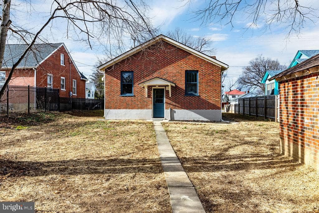 672 Sherwood Avenue photo 16