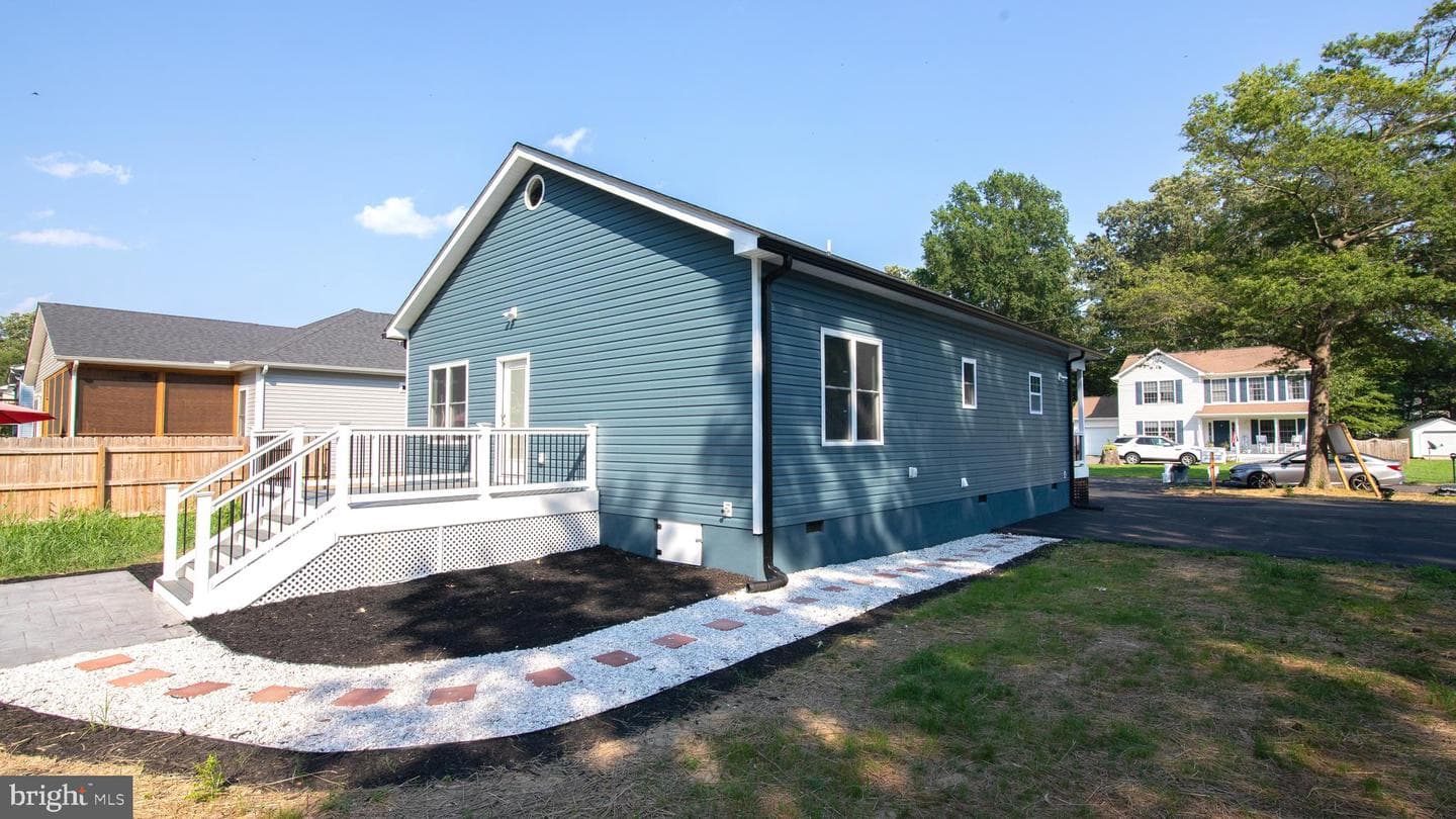 135 Locust Avenue photo 103