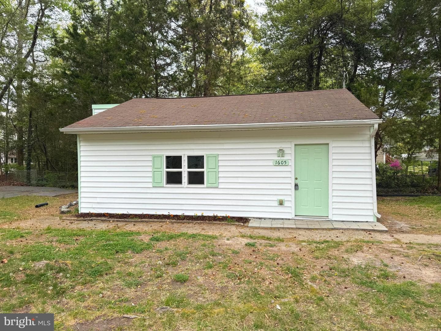 1605 Lakeview Drive photo 3
