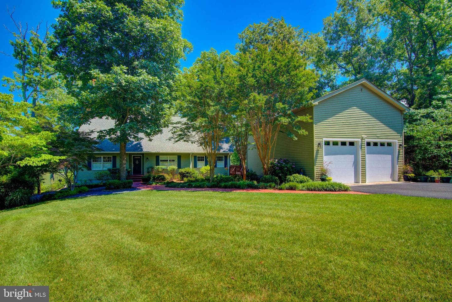 579 Bay Pointe Drive photo 3