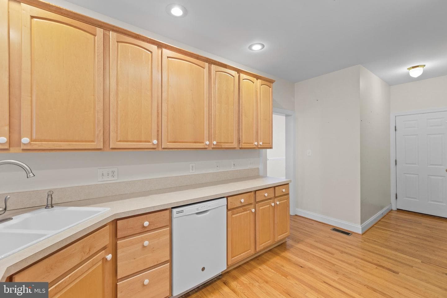 2721 Middle Road photo 15