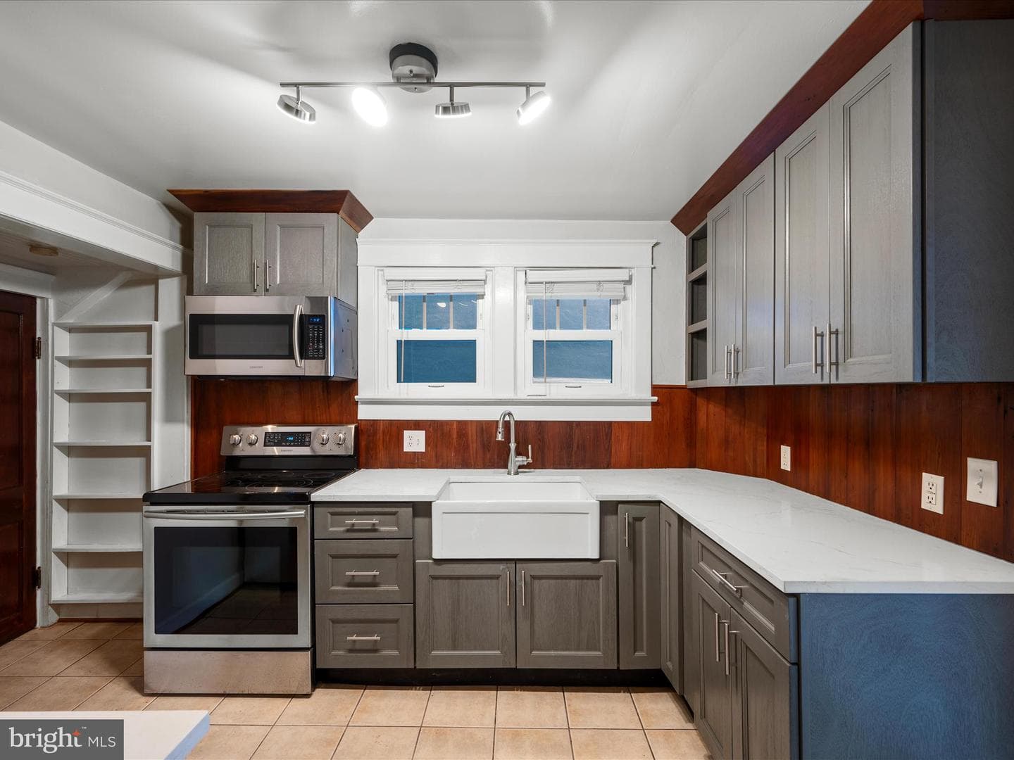 107 E Monmouth Street photo 11