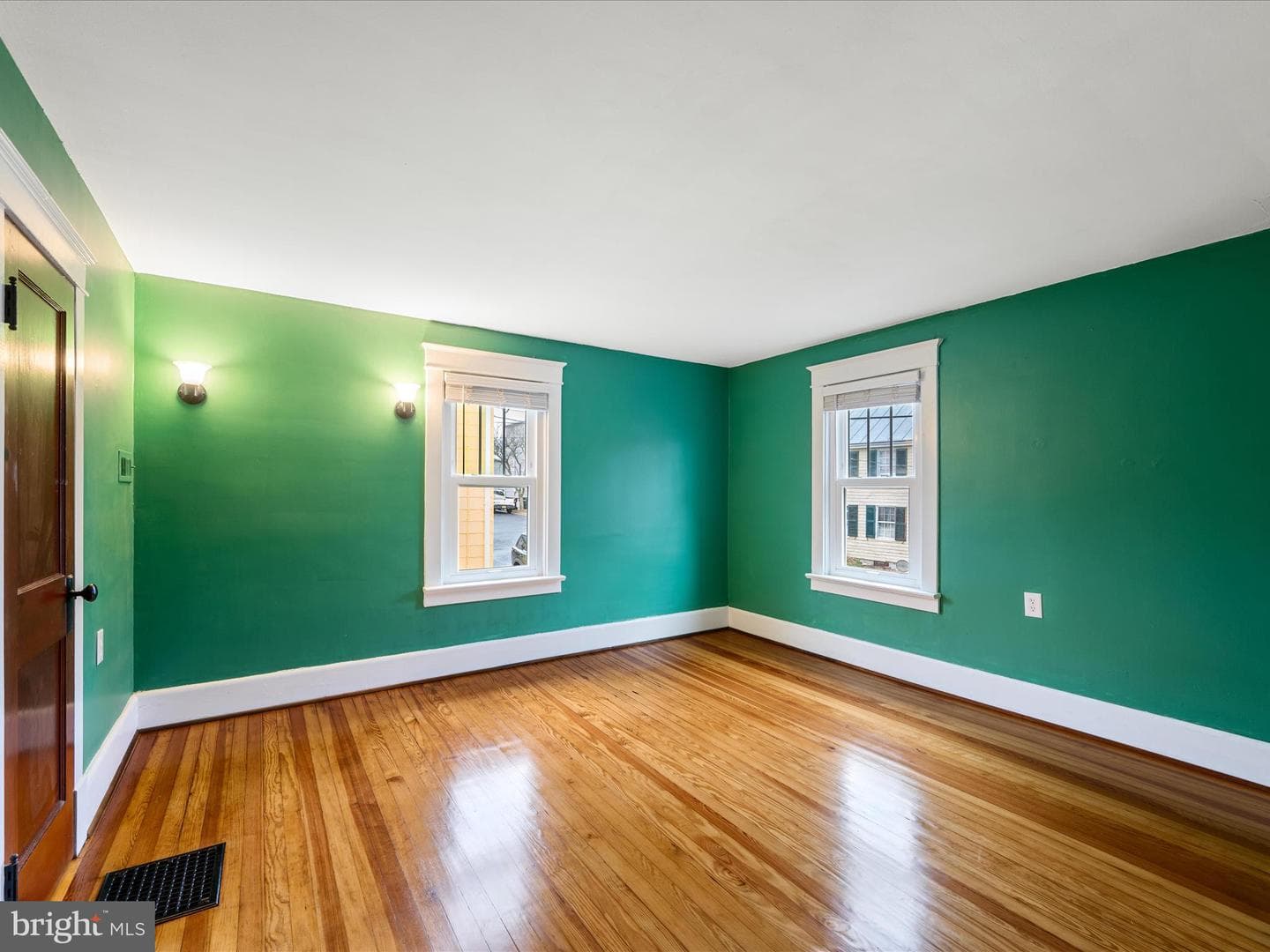 107 E Monmouth Street photo 25