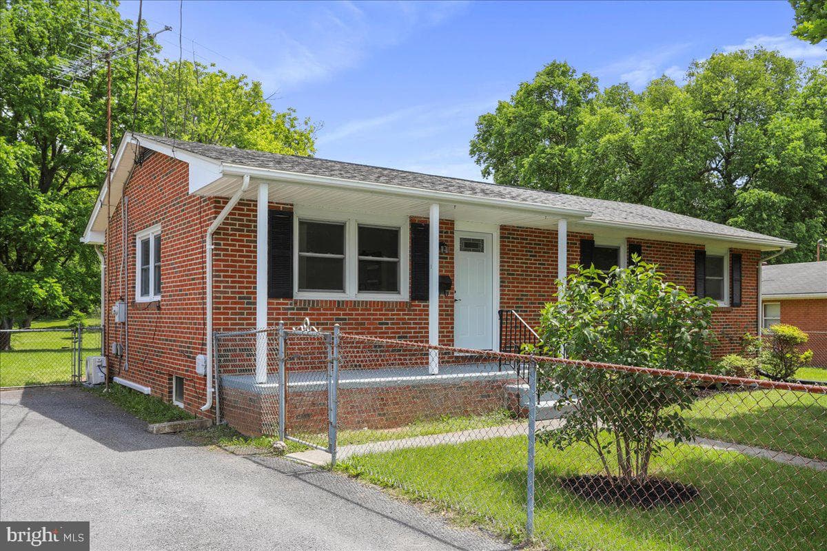 12 Montague Circle photo 3