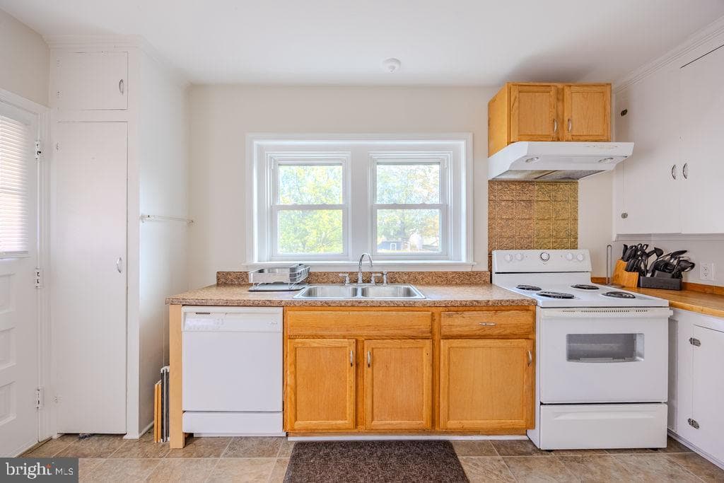 10-12 W Cecil Street photo 46