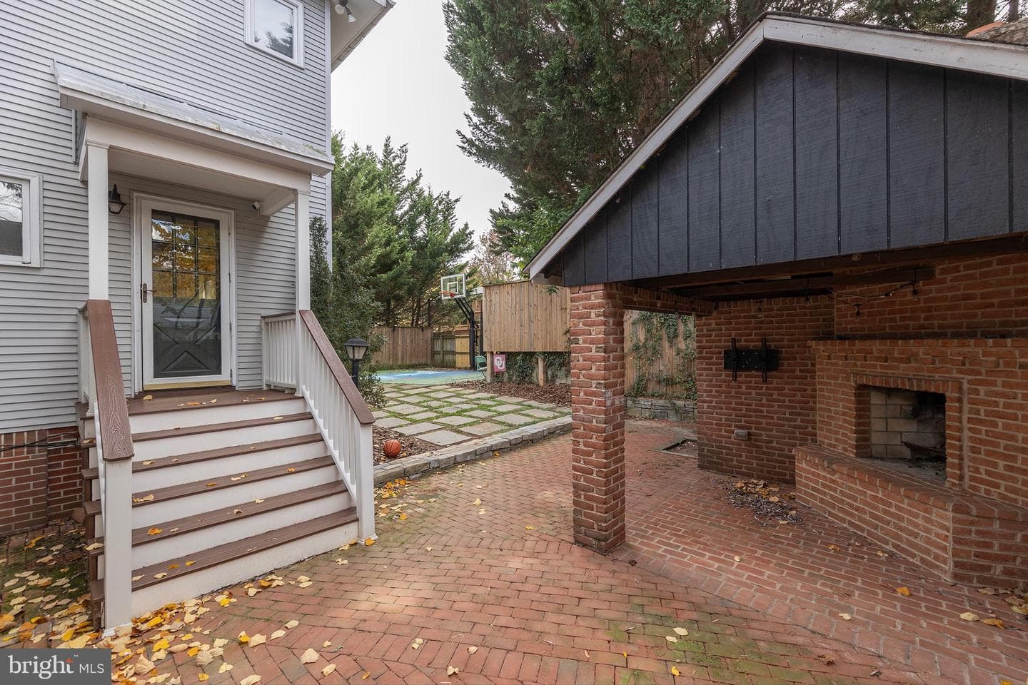 315 W Leicester Street photo 35