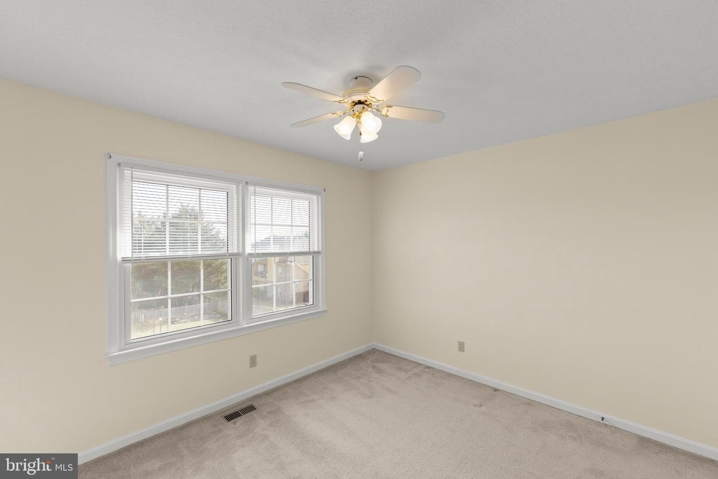 2116 Stoneleigh Drive photo 18