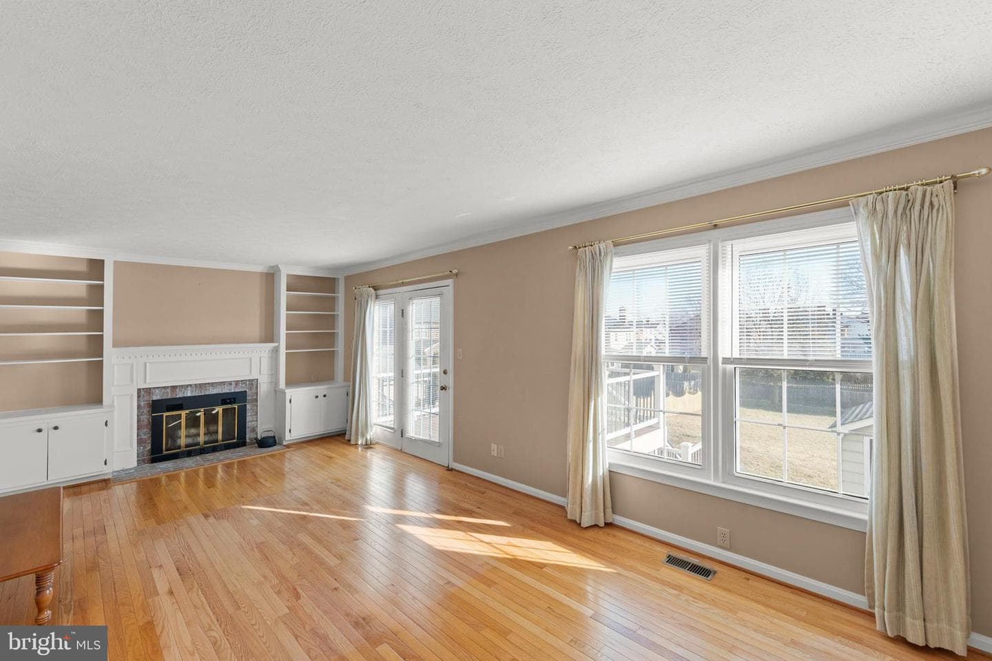2116 Stoneleigh Drive photo 3