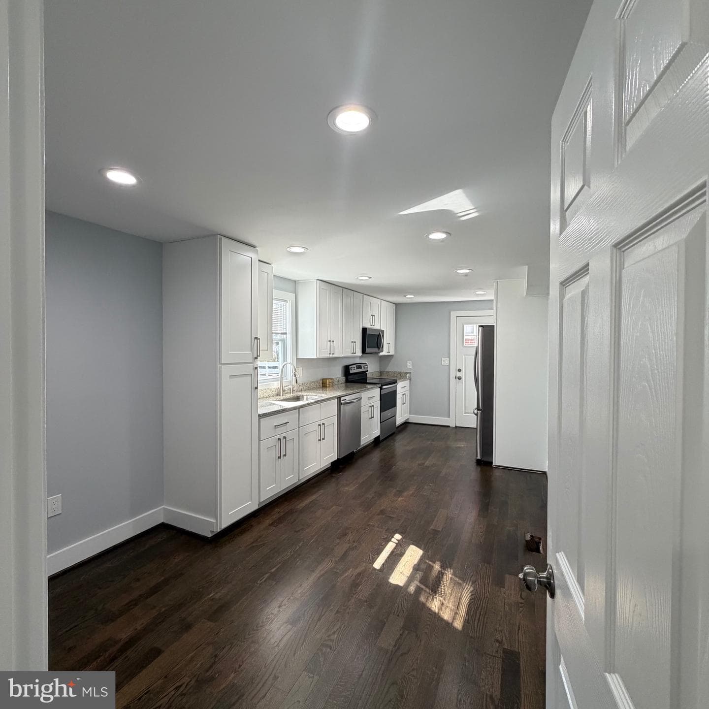 115 E Monmouth Street photo 8